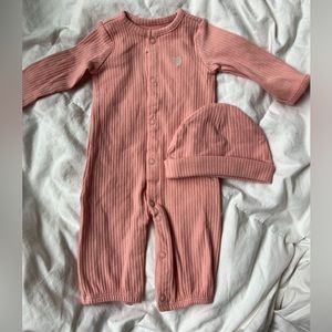 🧸Carter’s Pink Ribbed onesie with beanie